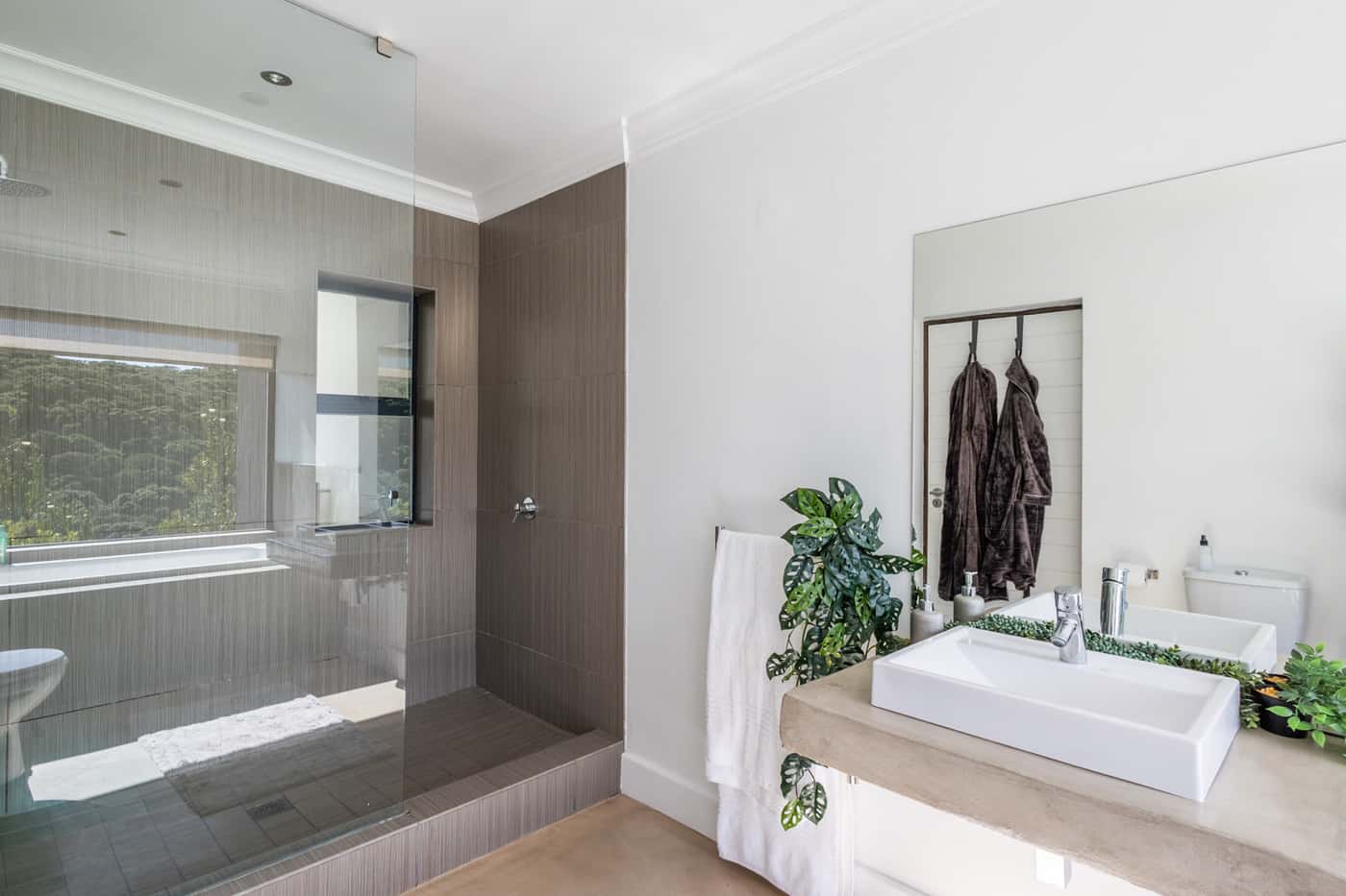 Luxury Suite at Cliffside Suites - Image 8