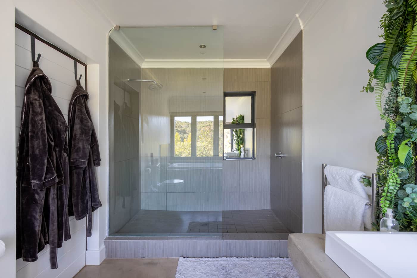 Luxury Suite at Cliffside Suites - Image 13