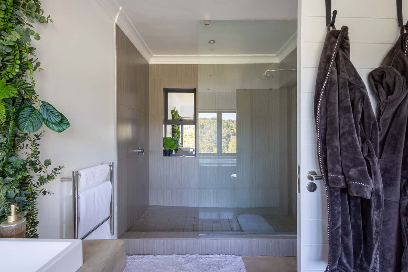 Luxury Suite at Cliffside Suites - Image 9